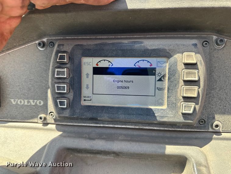 image for item DQ0799 2016 Volvo P7110 paver