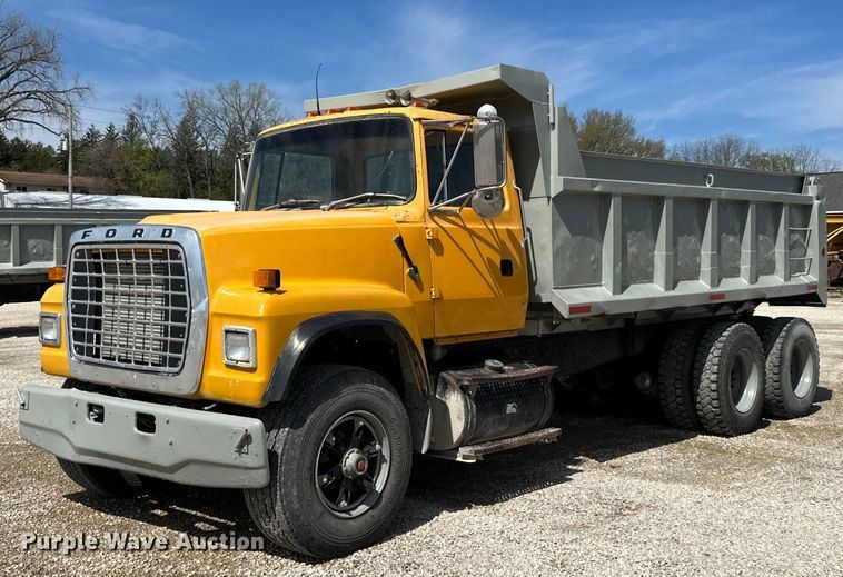 image for item DQ0811 1994 Ford  LT8000 dump truck
