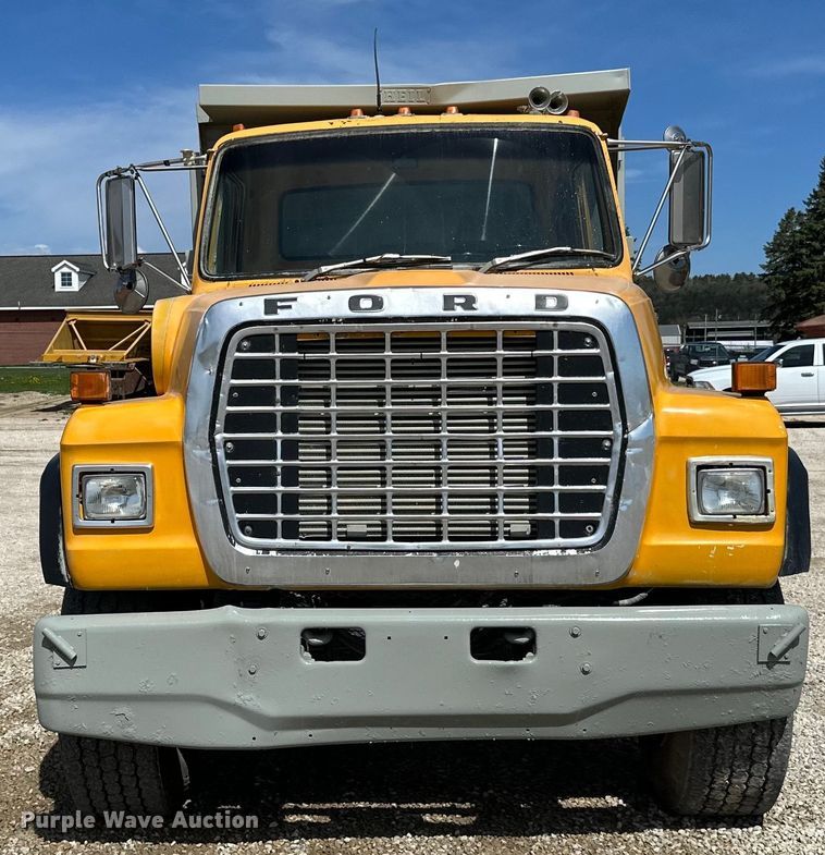 image for item DQ0811 1994 Ford  LT8000 dump truck