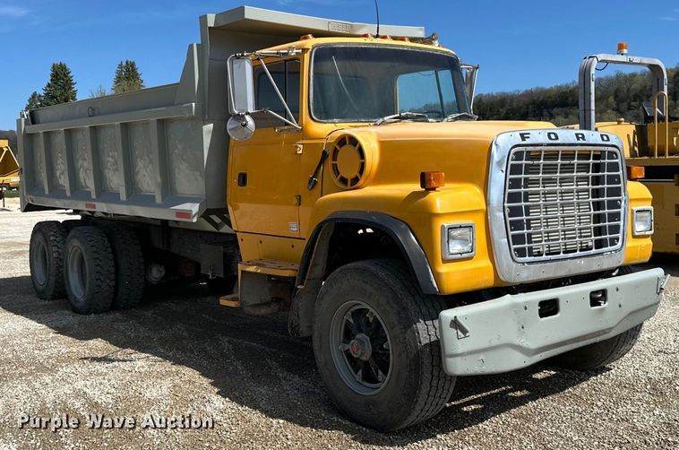 image for item DQ0811 1994 Ford  LT8000 dump truck
