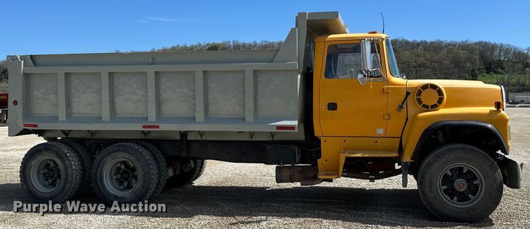 image for item DQ0811 1994 Ford  LT8000 dump truck