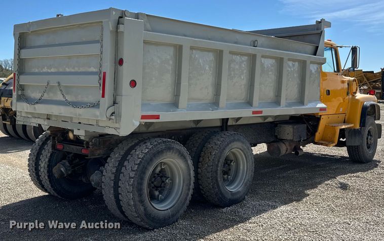 image for item DQ0811 1994 Ford  LT8000 dump truck