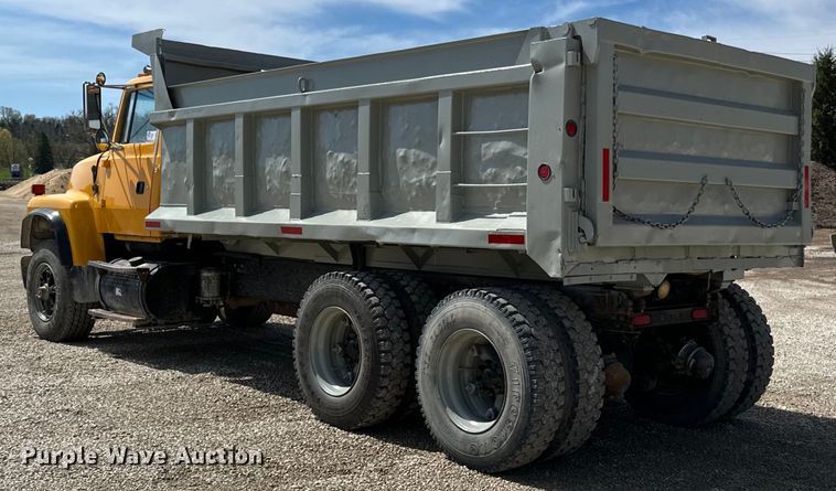 image for item DQ0811 1994 Ford  LT8000 dump truck