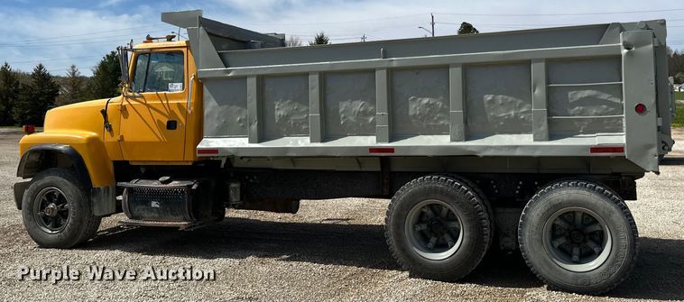 image for item DQ0811 1994 Ford  LT8000 dump truck