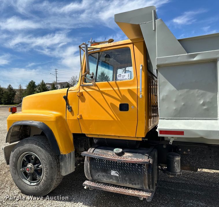 image for item DQ0811 1994 Ford  LT8000 dump truck