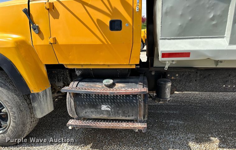 image for item DQ0811 1994 Ford  LT8000 dump truck