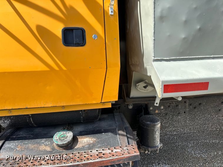 image for item DQ0811 1994 Ford  LT8000 dump truck