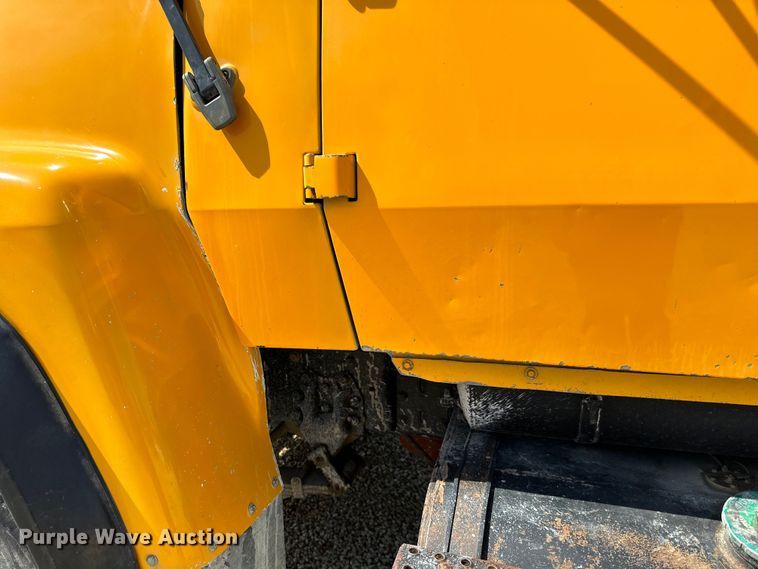 image for item DQ0811 1994 Ford  LT8000 dump truck