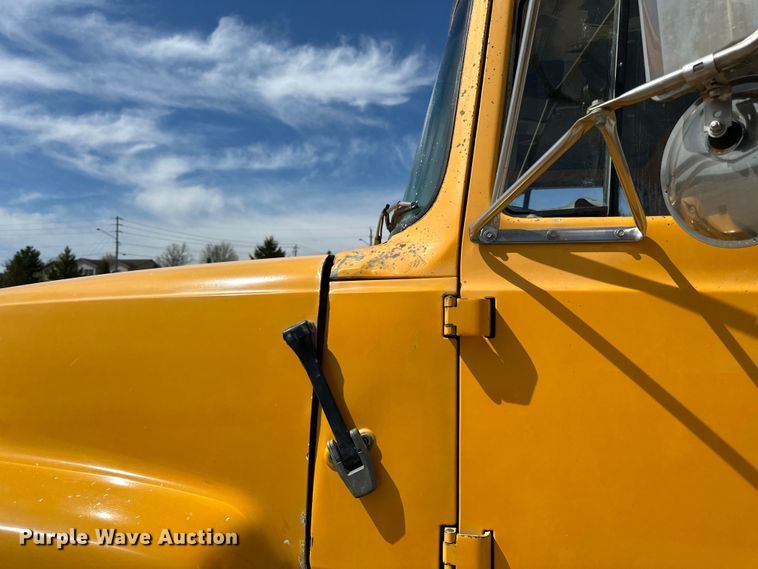 image for item DQ0811 1994 Ford  LT8000 dump truck