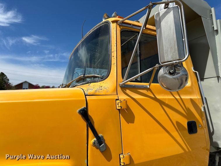image for item DQ0811 1994 Ford  LT8000 dump truck