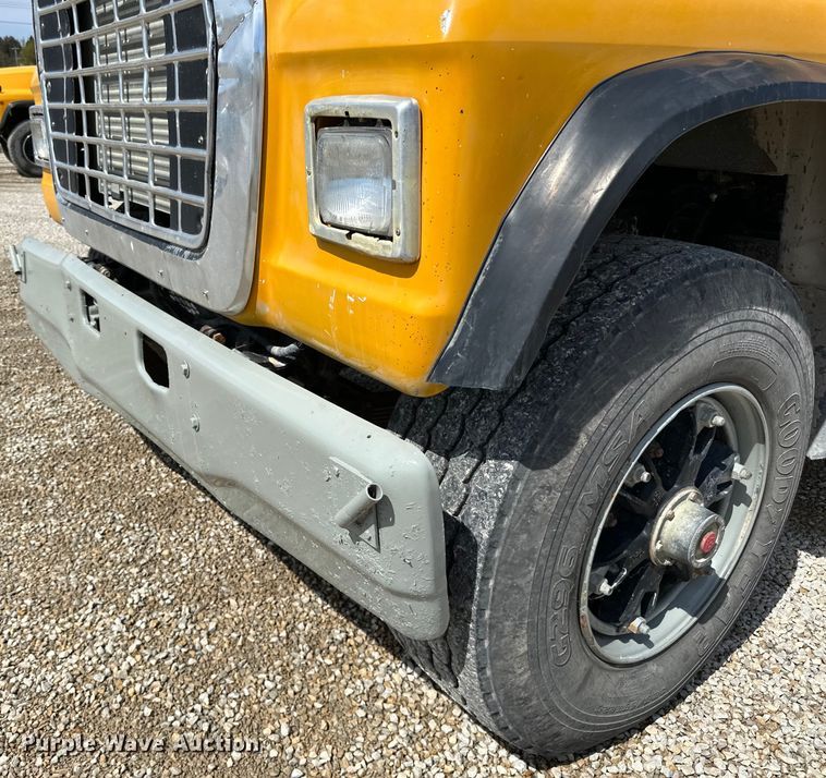 image for item DQ0811 1994 Ford  LT8000 dump truck