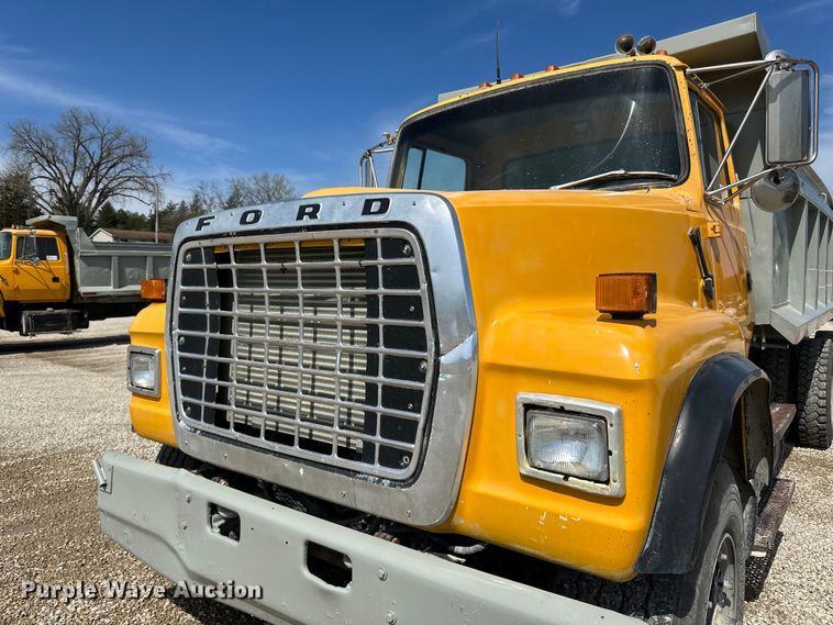 image for item DQ0811 1994 Ford  LT8000 dump truck
