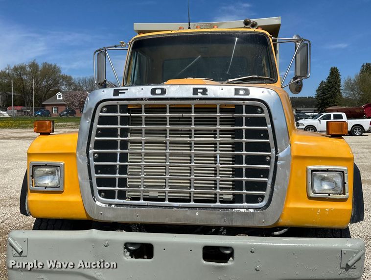 image for item DQ0811 1994 Ford  LT8000 dump truck