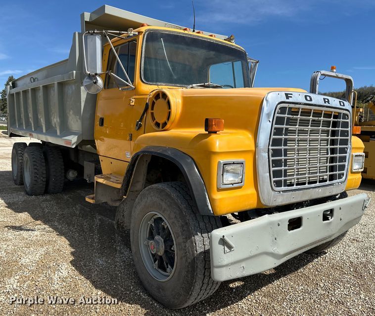 image for item DQ0811 1994 Ford  LT8000 dump truck
