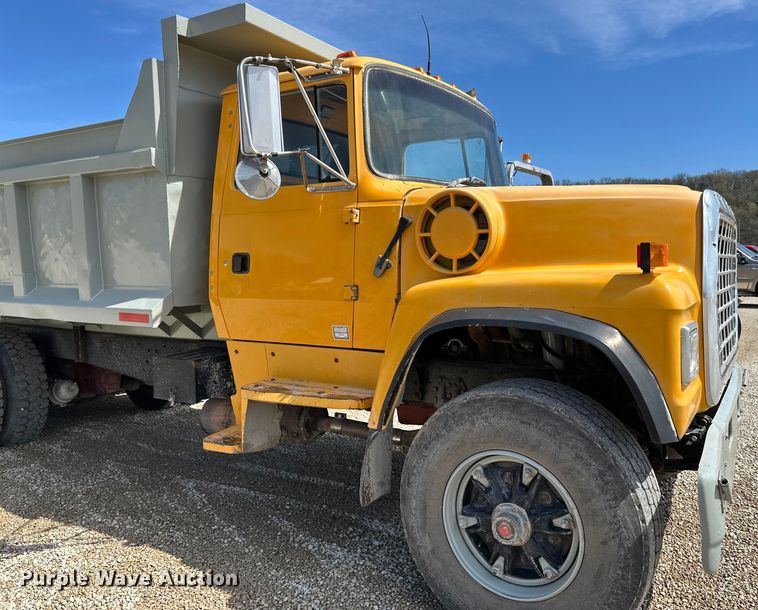 image for item DQ0811 1994 Ford  LT8000 dump truck