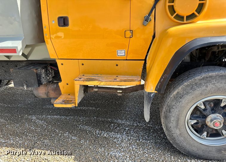 image for item DQ0811 1994 Ford  LT8000 dump truck