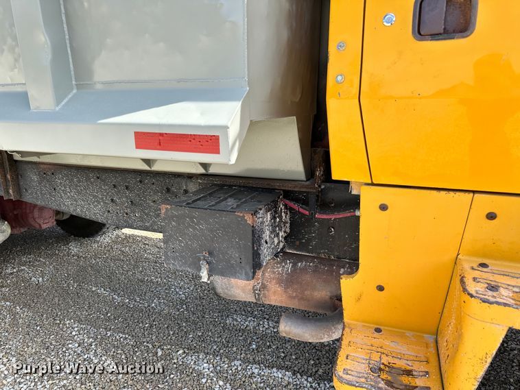 image for item DQ0811 1994 Ford  LT8000 dump truck