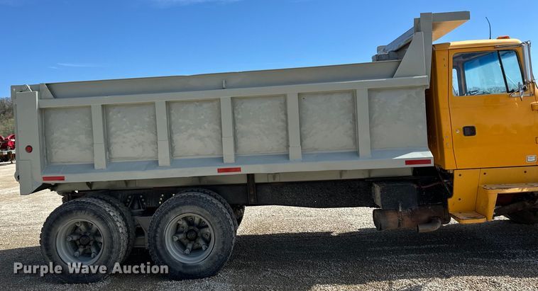 image for item DQ0811 1994 Ford  LT8000 dump truck