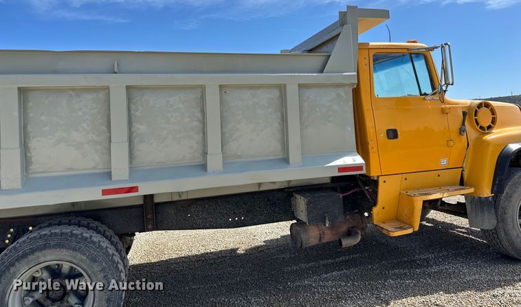 image for item DQ0811 1994 Ford  LT8000 dump truck