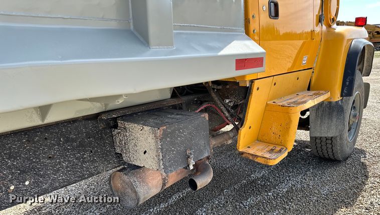image for item DQ0811 1994 Ford  LT8000 dump truck