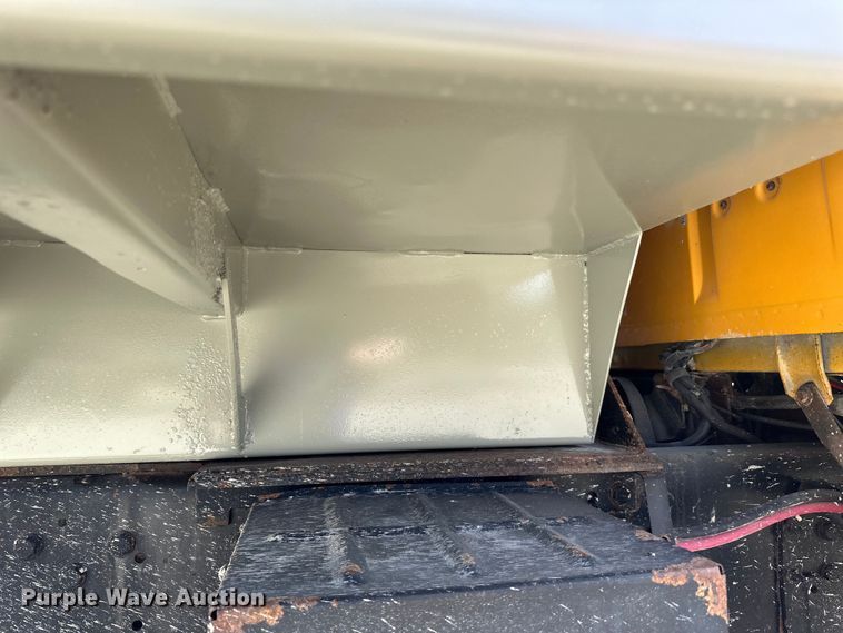 image for item DQ0811 1994 Ford  LT8000 dump truck