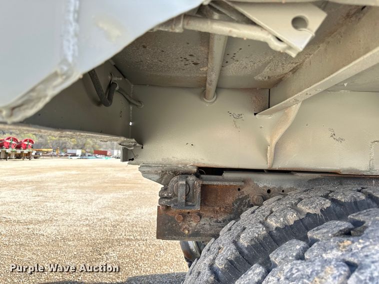 image for item DQ0811 1994 Ford  LT8000 dump truck