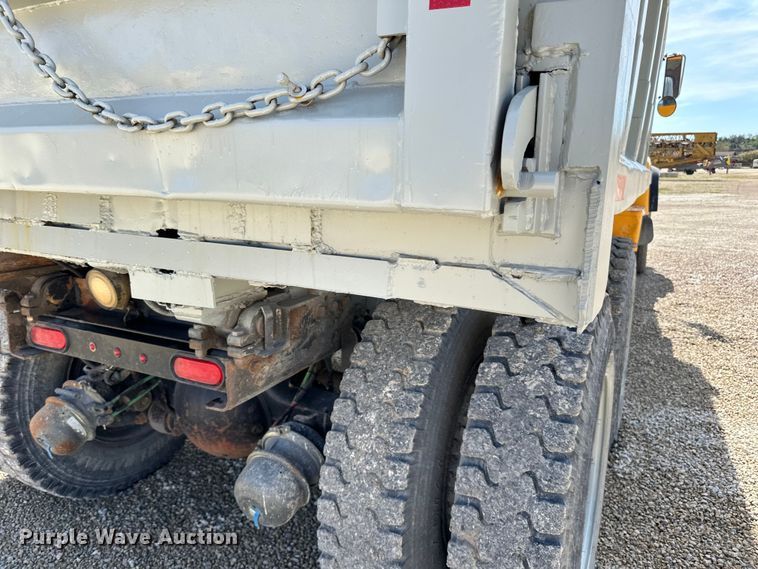 image for item DQ0811 1994 Ford  LT8000 dump truck