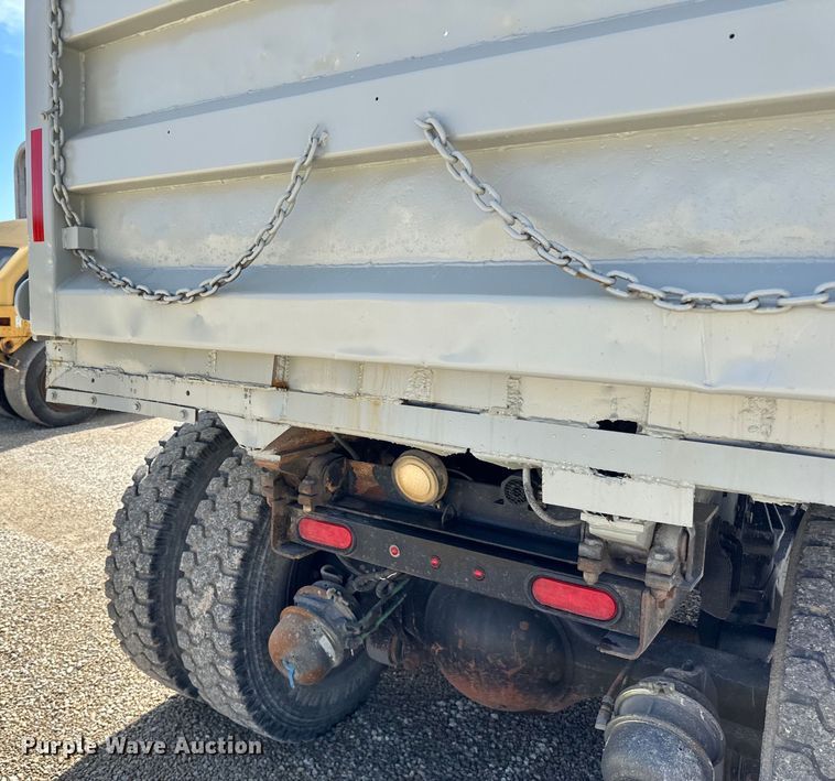 image for item DQ0811 1994 Ford  LT8000 dump truck