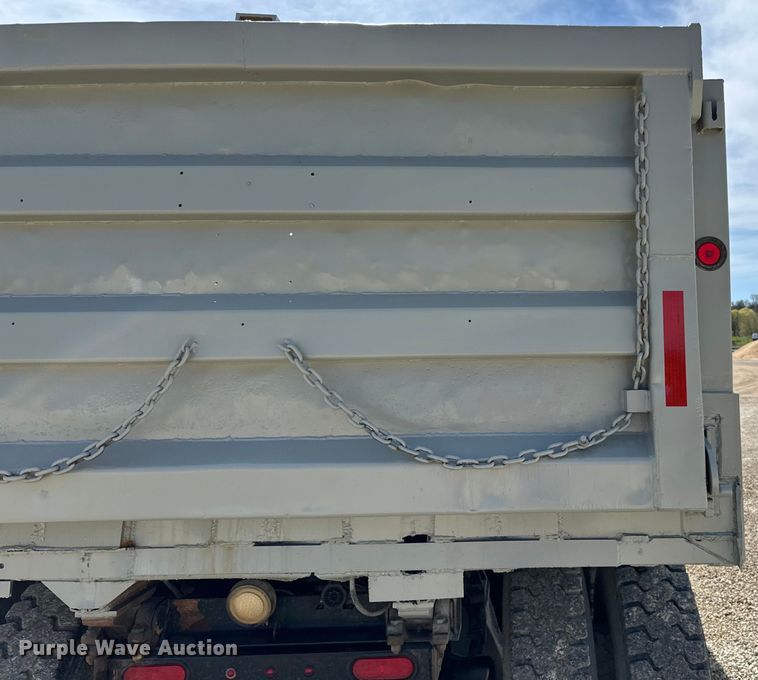 image for item DQ0811 1994 Ford  LT8000 dump truck