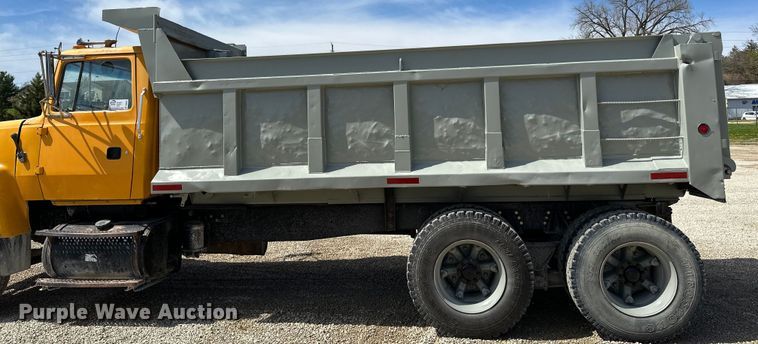 image for item DQ0811 1994 Ford  LT8000 dump truck