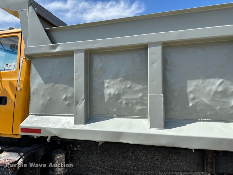 image for item DQ0811 1994 Ford  LT8000 dump truck