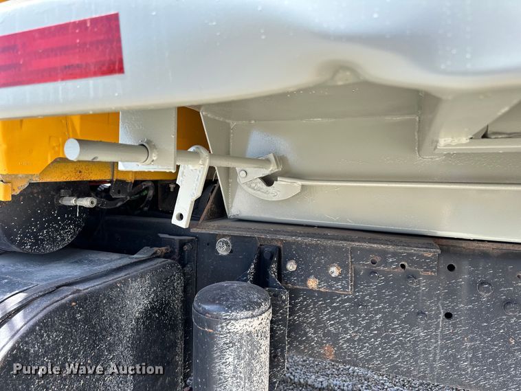 image for item DQ0811 1994 Ford  LT8000 dump truck