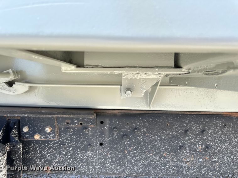 image for item DQ0811 1994 Ford  LT8000 dump truck