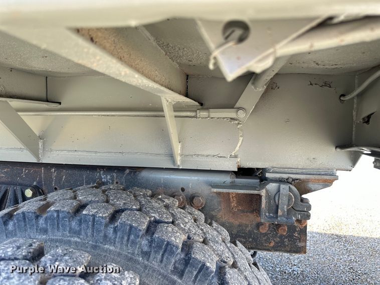 image for item DQ0811 1994 Ford  LT8000 dump truck