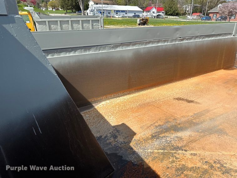 image for item DQ0811 1994 Ford  LT8000 dump truck