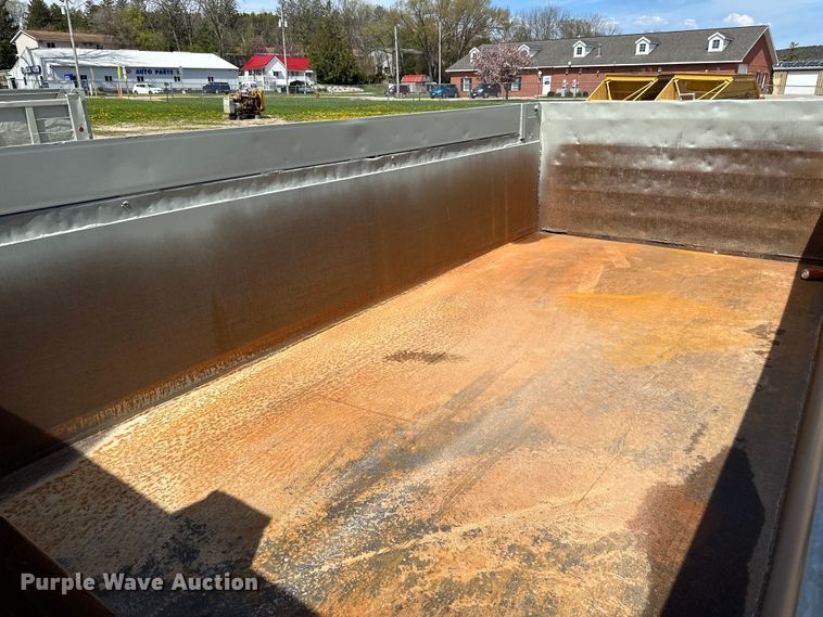 image for item DQ0811 1994 Ford  LT8000 dump truck