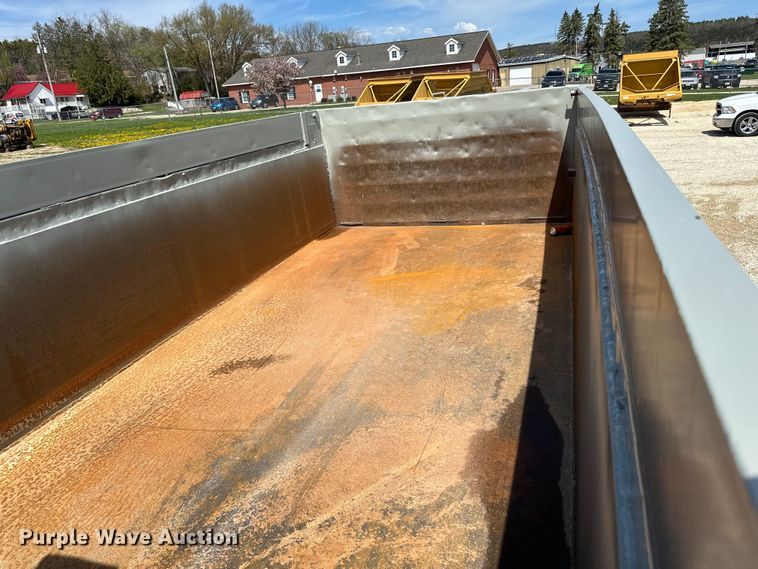 image for item DQ0811 1994 Ford  LT8000 dump truck