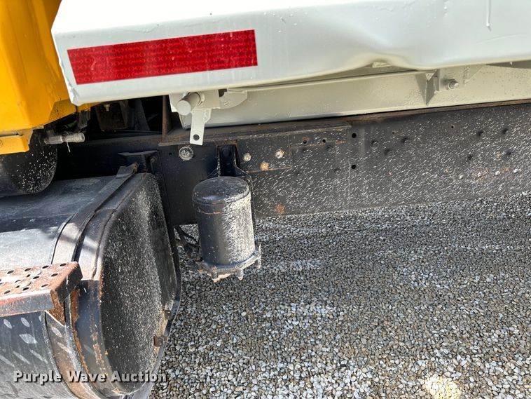 image for item DQ0811 1994 Ford  LT8000 dump truck