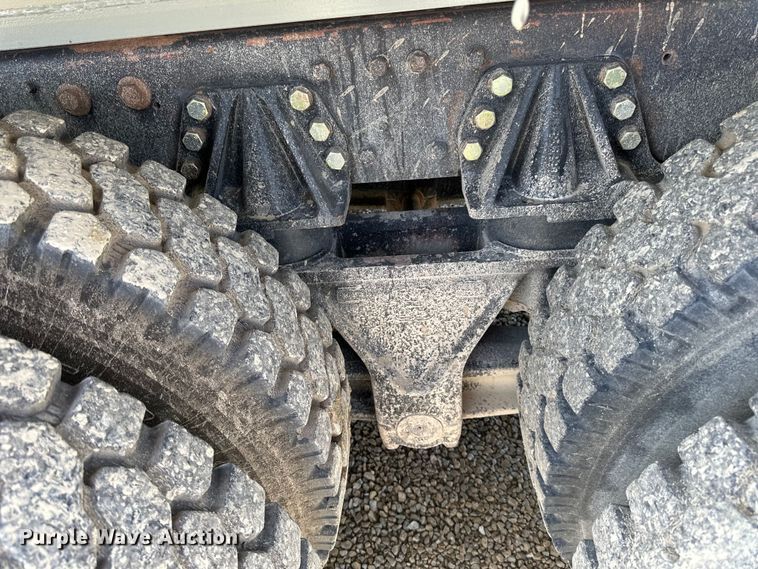 image for item DQ0811 1994 Ford  LT8000 dump truck