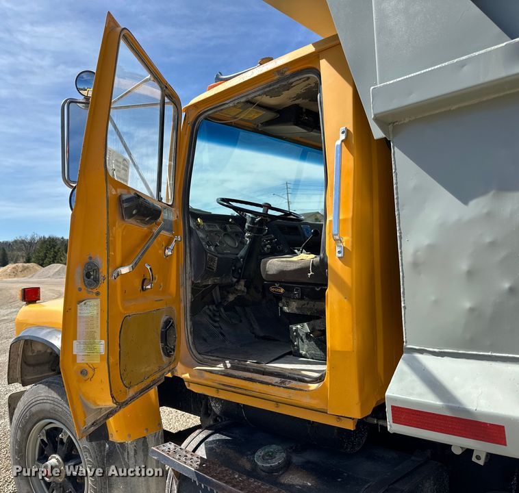 image for item DQ0811 1994 Ford  LT8000 dump truck