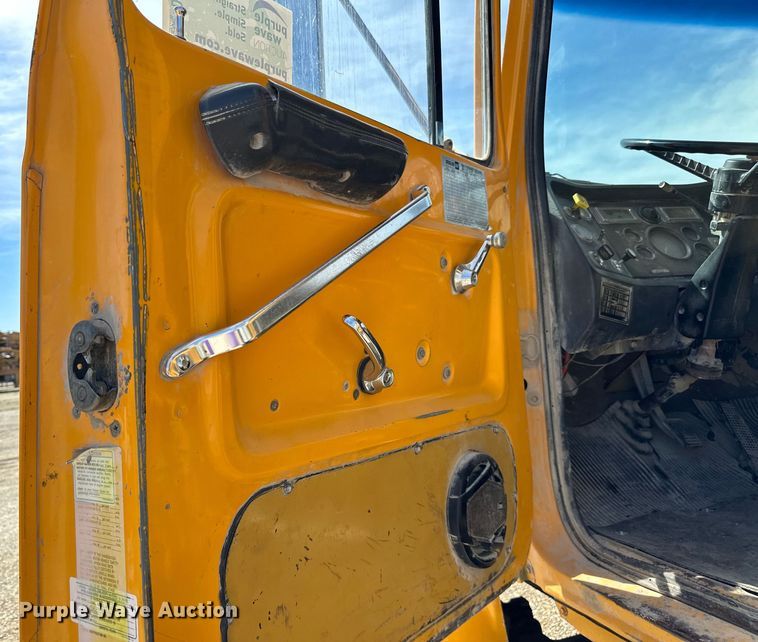 image for item DQ0811 1994 Ford  LT8000 dump truck