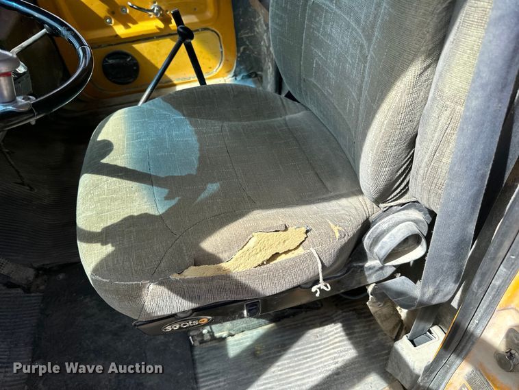 image for item DQ0811 1994 Ford  LT8000 dump truck