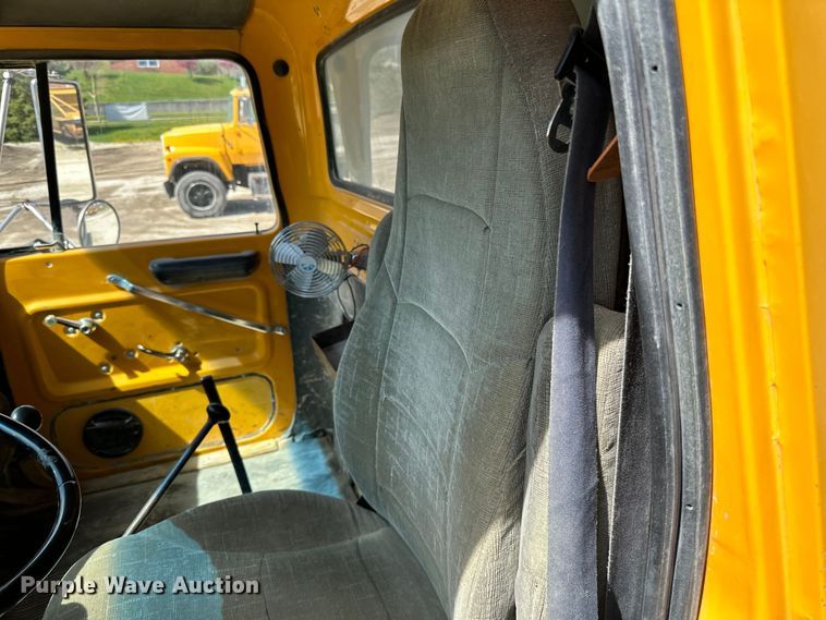 image for item DQ0811 1994 Ford  LT8000 dump truck