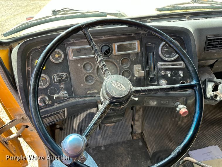 image for item DQ0811 1994 Ford  LT8000 dump truck