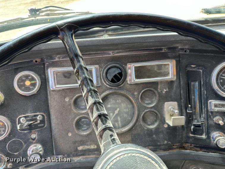 image for item DQ0811 1994 Ford  LT8000 dump truck