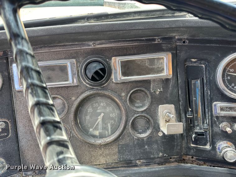 image for item DQ0811 1994 Ford  LT8000 dump truck