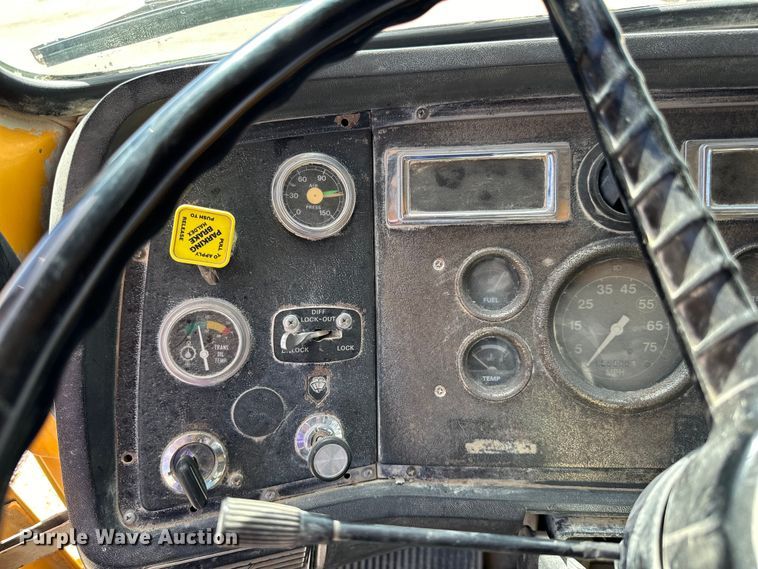 image for item DQ0811 1994 Ford  LT8000 dump truck