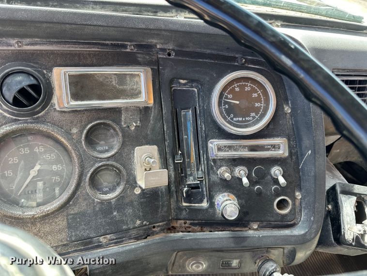 image for item DQ0811 1994 Ford  LT8000 dump truck