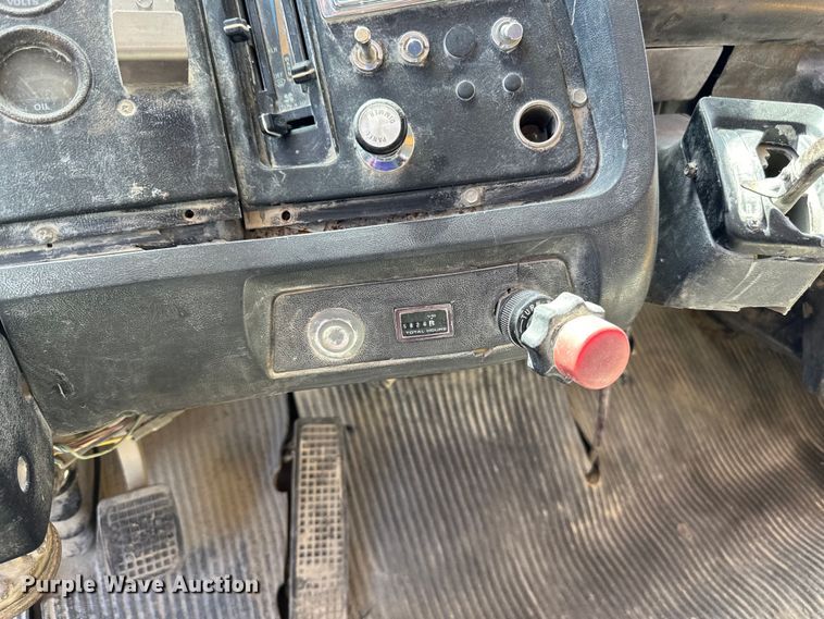 image for item DQ0811 1994 Ford  LT8000 dump truck