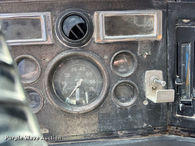 image for item DQ0811 1994 Ford  LT8000 dump truck